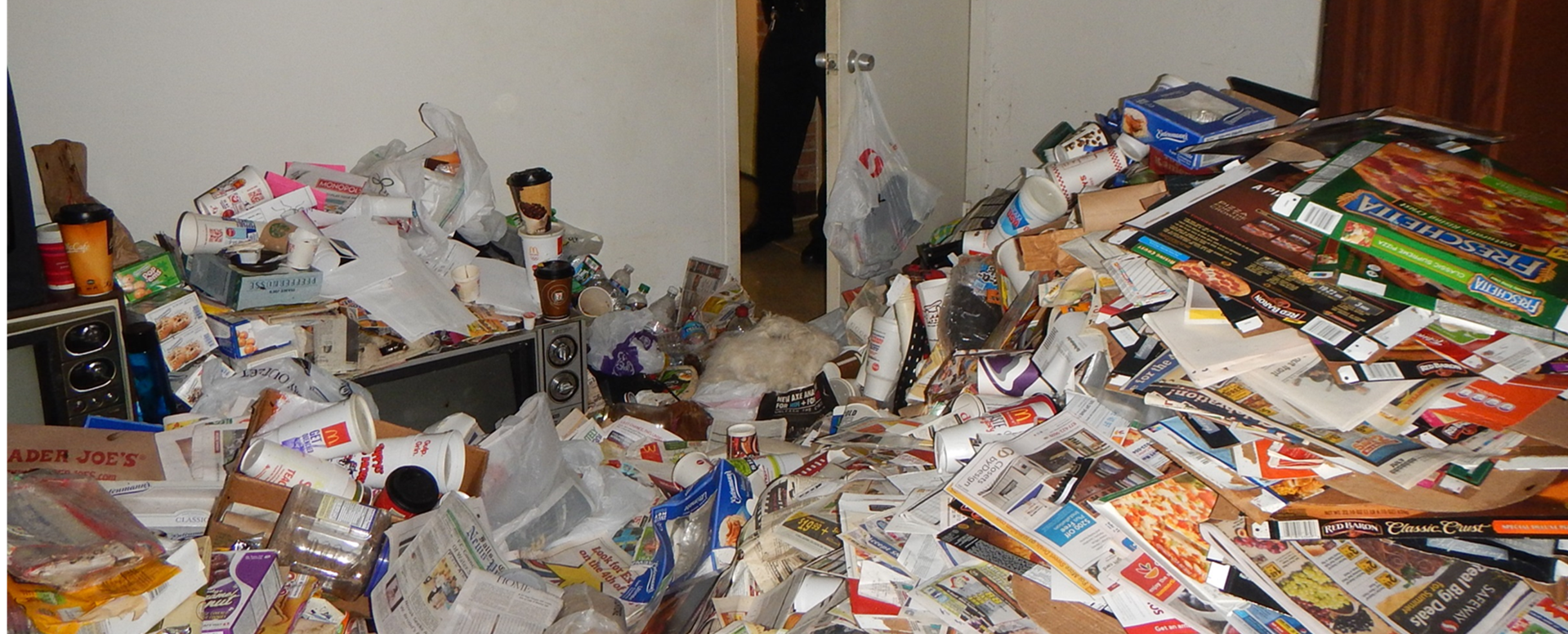  Trash in floor of room