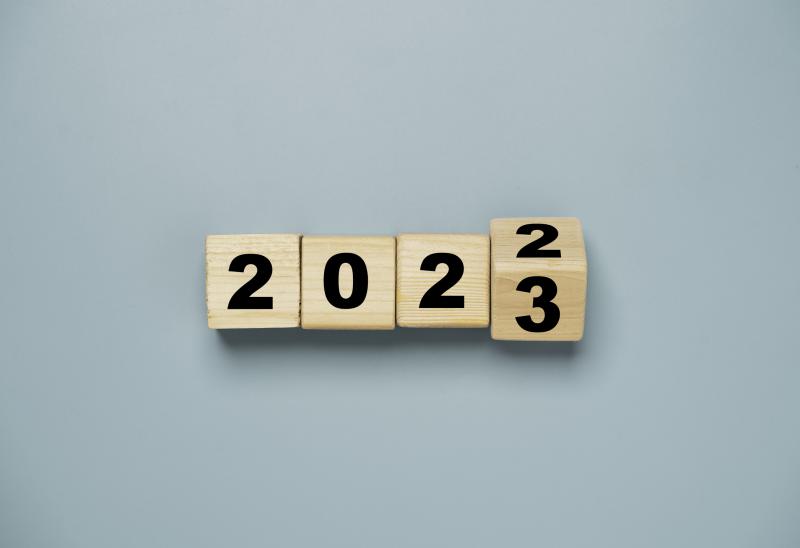 Wooden block cube flipping between 2022 to 2023 