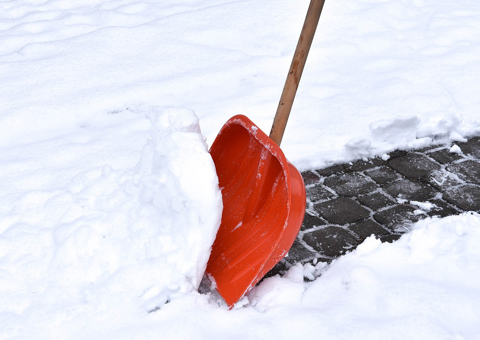 Photo of a snow shovel