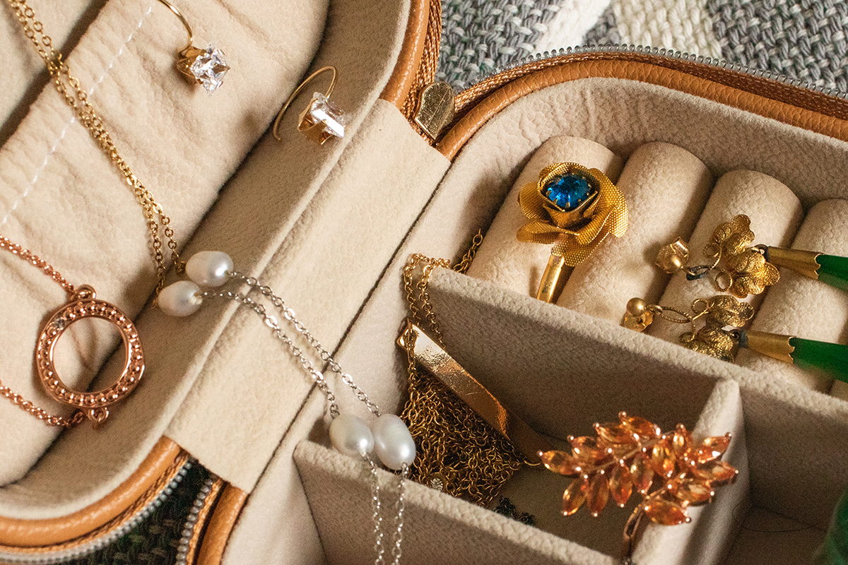 Photo of an open jewelry box with precious jewelry inside.