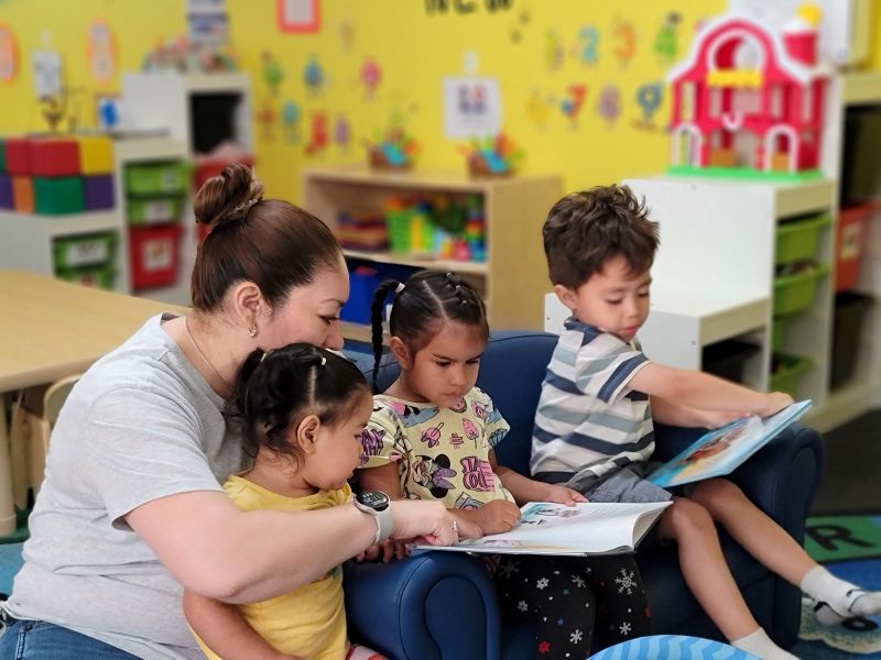 teacher reading to kids 