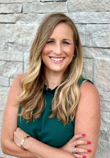 Jennifer Van Ee photo--female with blonde hair and green blouse
