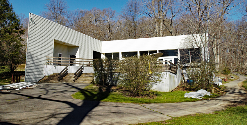 Exterior of Riverbend Park's visitor center