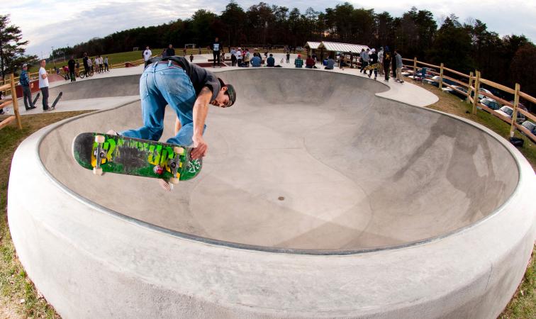 Skateboarder riding skateboard in a bowl