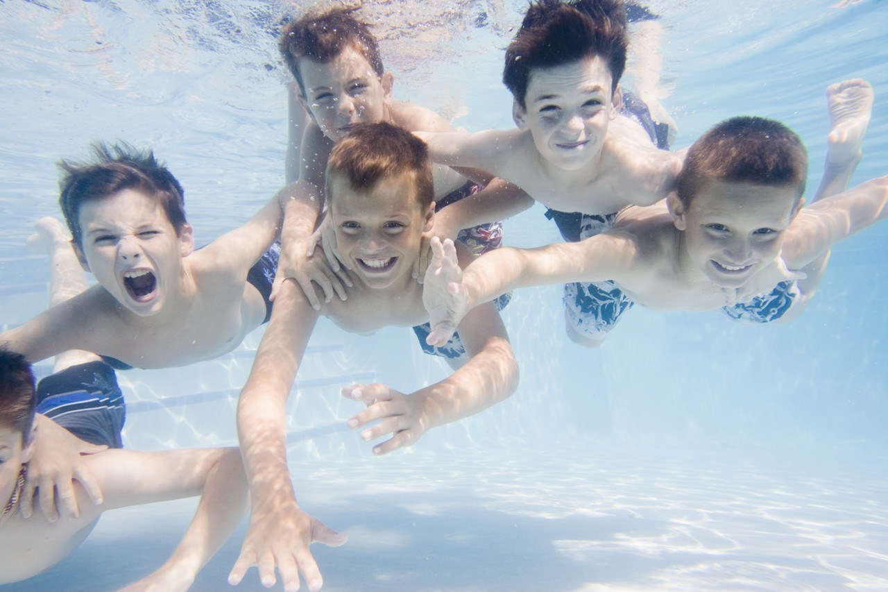 Underwater picture of children swimming 