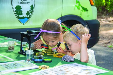 kids with magnifying glass