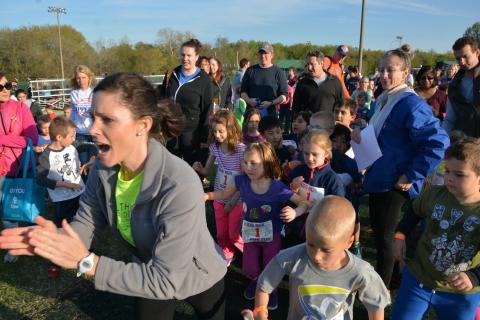 People cheering on runners