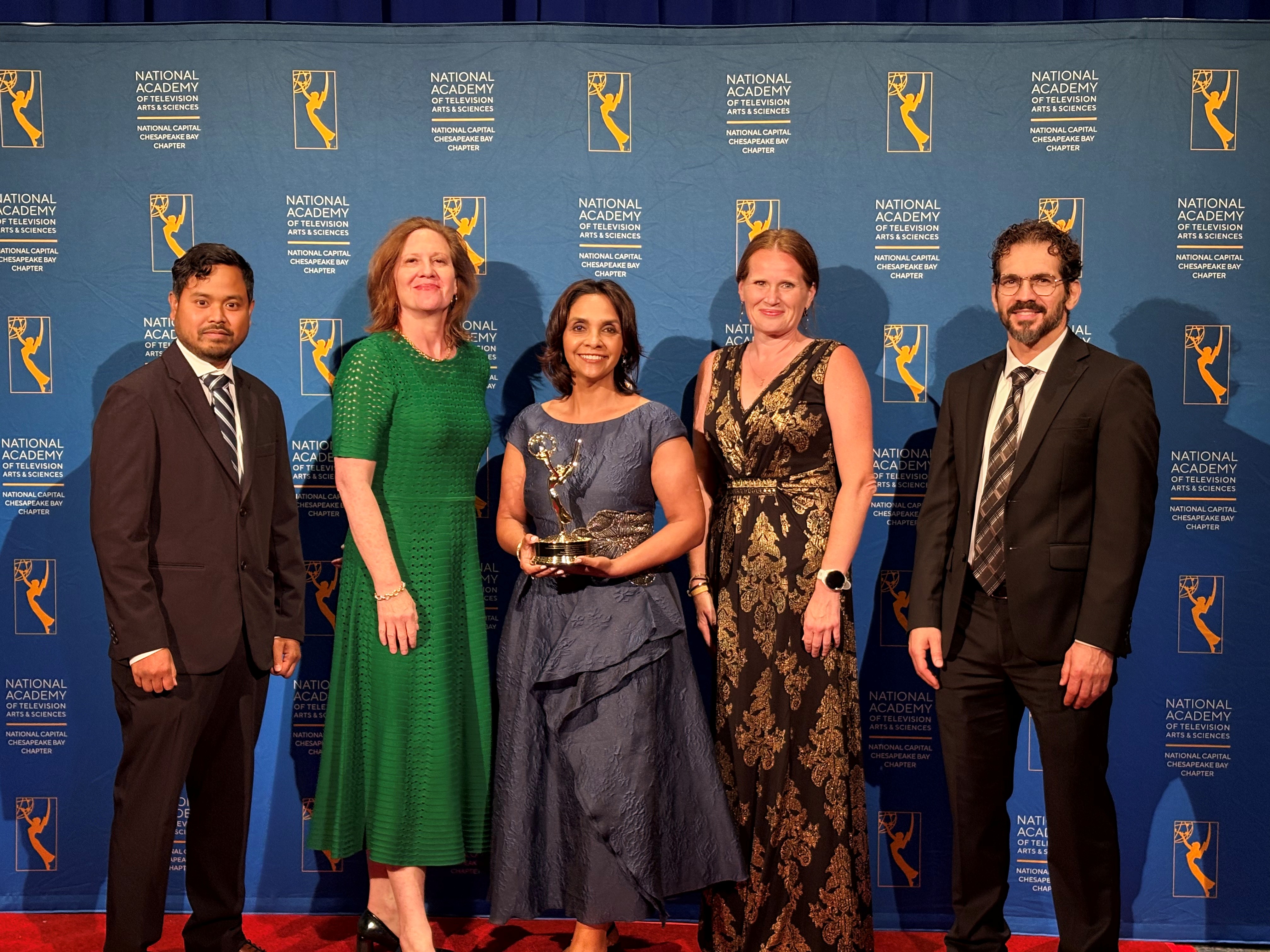 Equipo de producción de Hablemos Basura durante la ceremonia de entrega del Premio Emmy